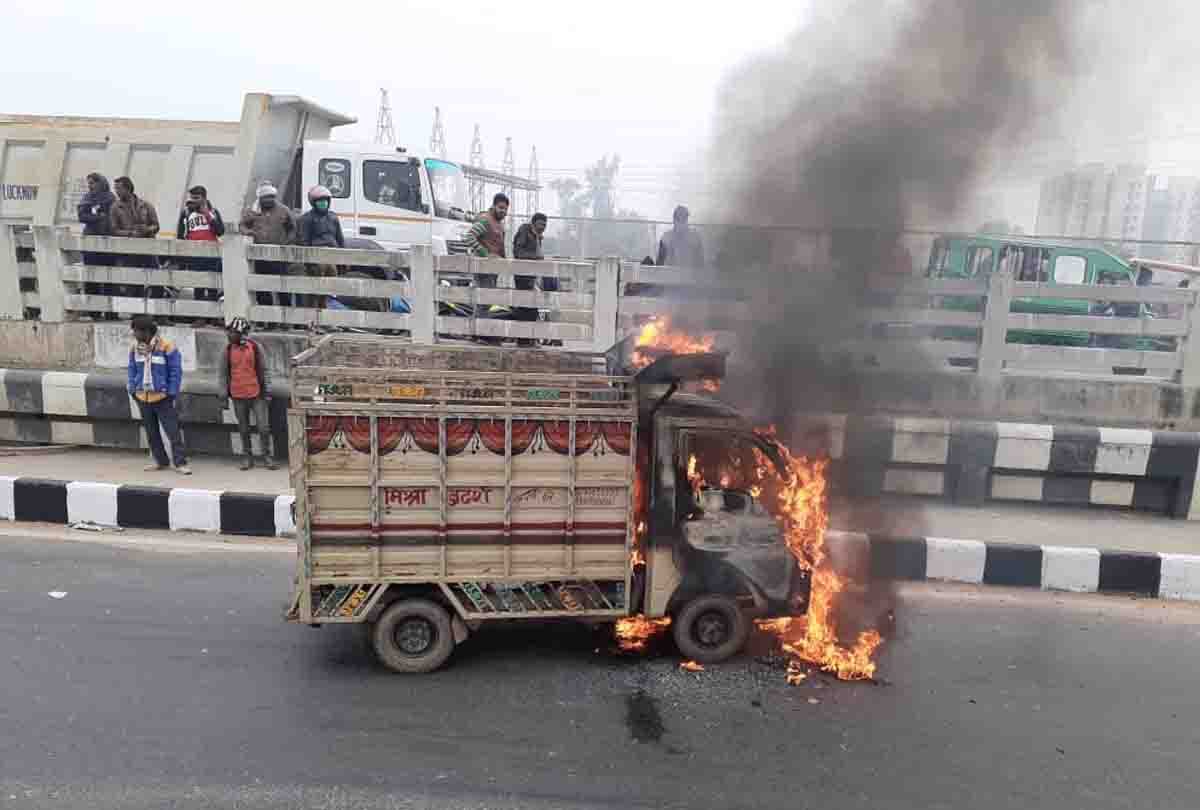 Kanpur: Fire on loader moving on Ramadevi flyover, driver saved life by jumping, fire extinguished