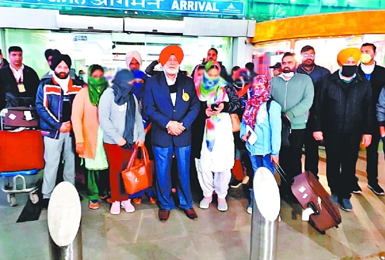 11 women who stuck in Dubai returned to India
