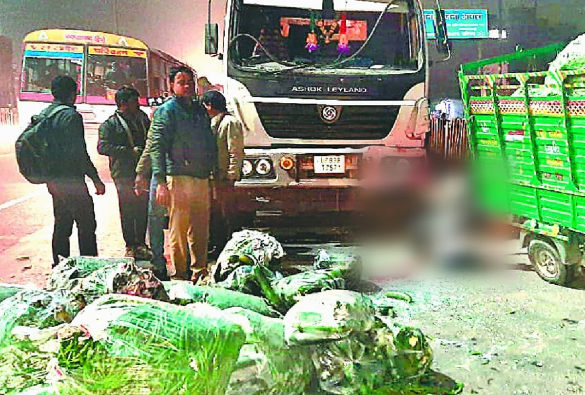 driver dies after dumper collided with loader tempo on highway in agra