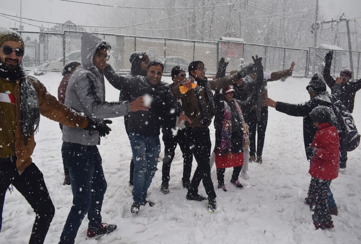 Weather Forecast Today Update in Jammu Kashmir snowfall in srinagar Severe cold in Kargil Leh