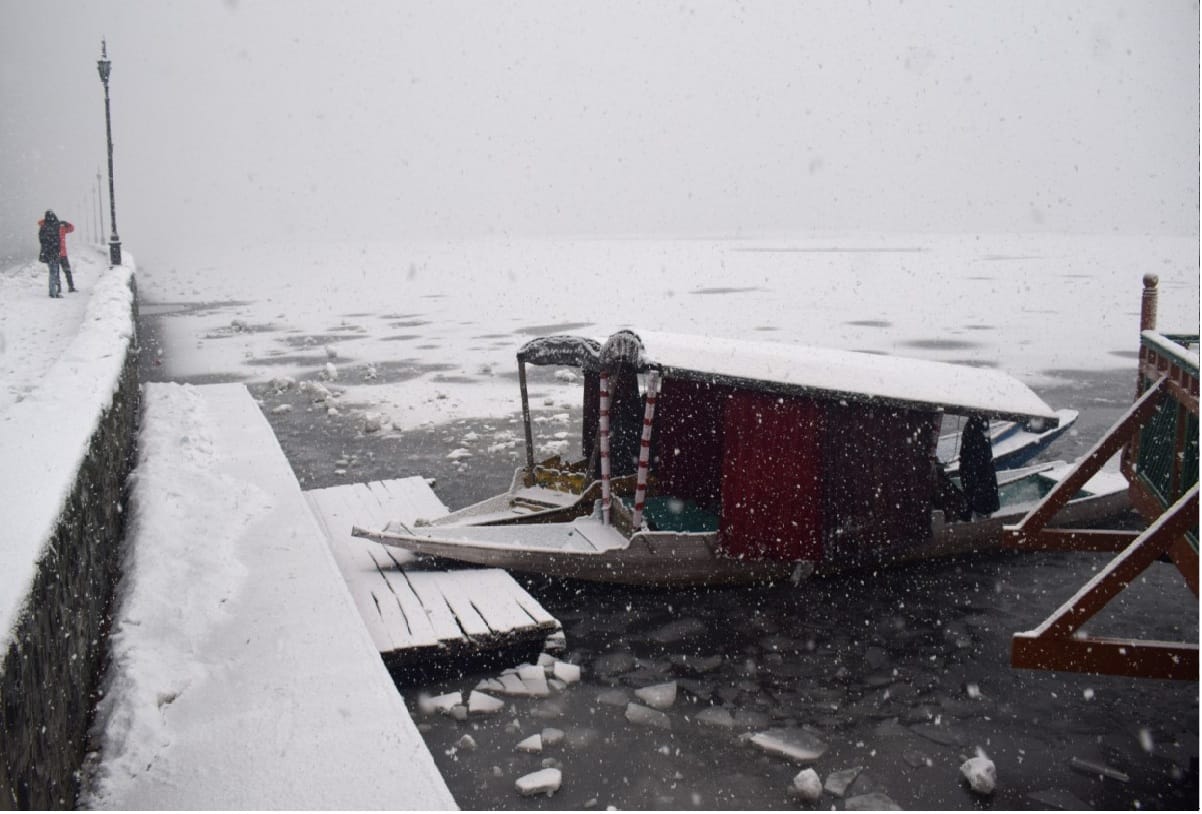Weather Forecast Today Update in Jammu Kashmir snowfall in srinagar Severe cold in Kargil Leh