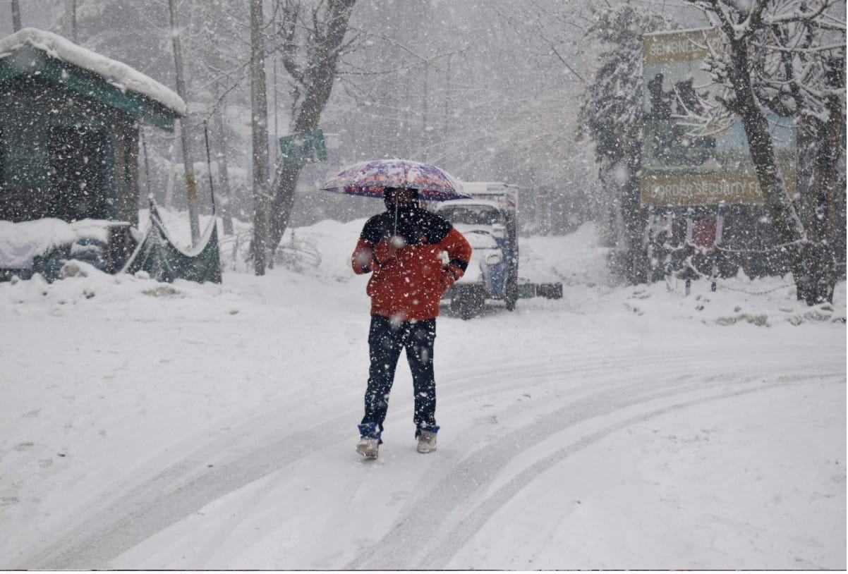 Weather Forecast Today Update in Jammu Kashmir snowfall in srinagar Severe cold in Kargil Leh