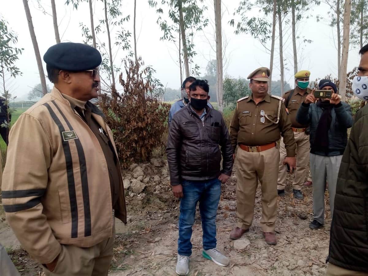 Teacher attacked girl student in unilateral love cut fingers in up ghazipur