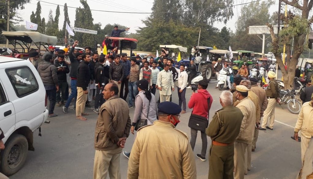 Farmers thundering at Deputy Chief Minister's residence while leaving Delhi