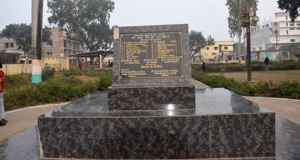 The statue of Veer Kunwar Singh is still burning in the municipality today