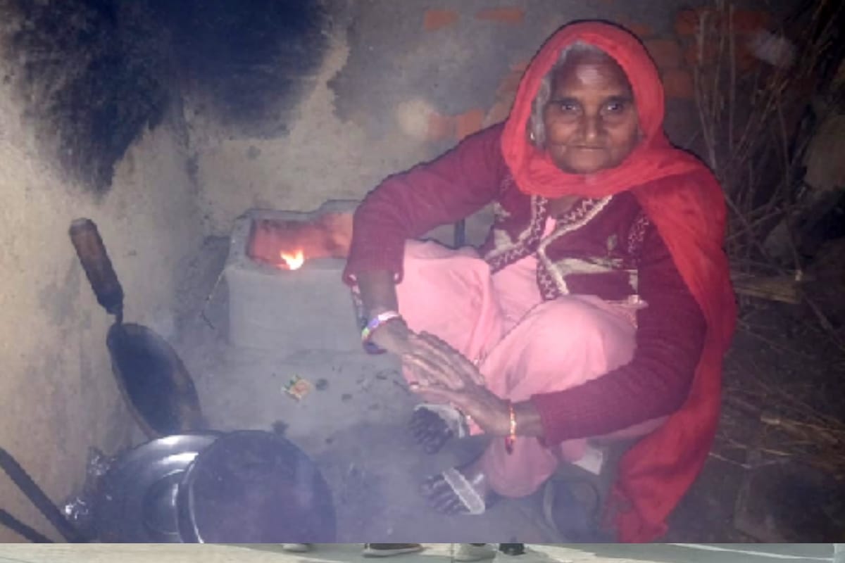 Ujjwala scheme: Wood cooks cooking food on stove in saharanpur