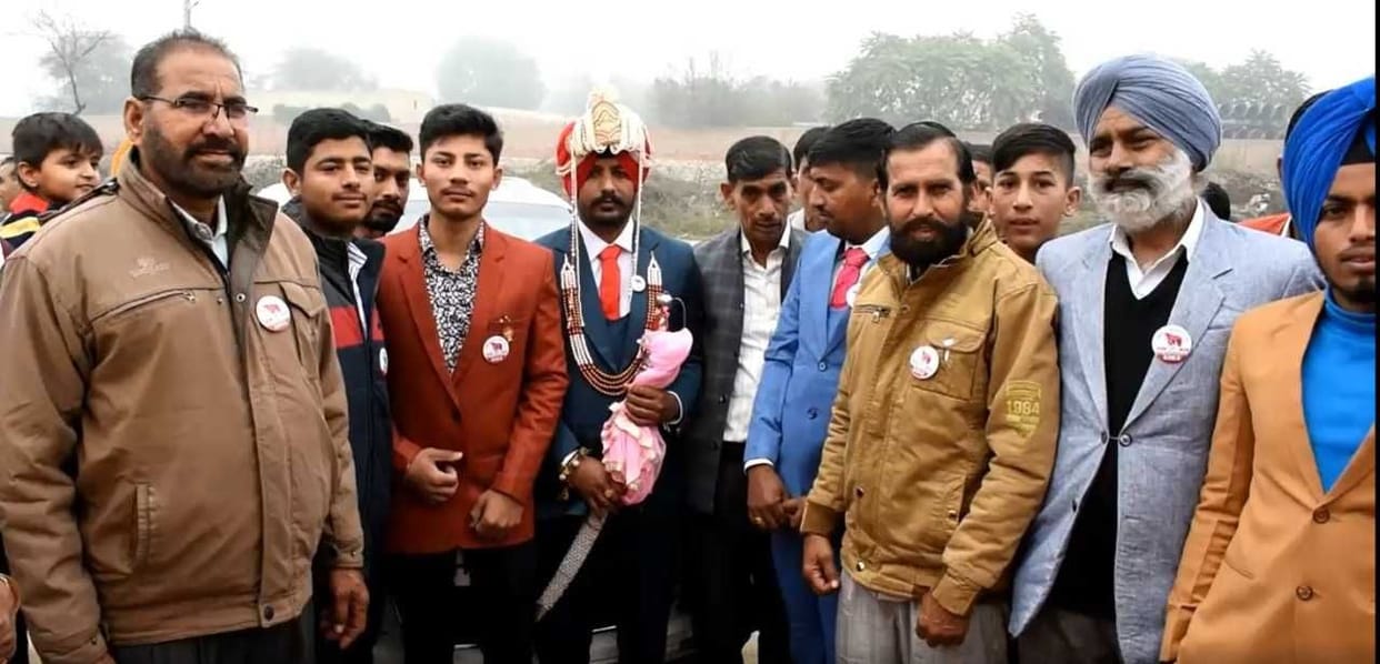 Baraati with the groom seen in the colors of the farmer movement