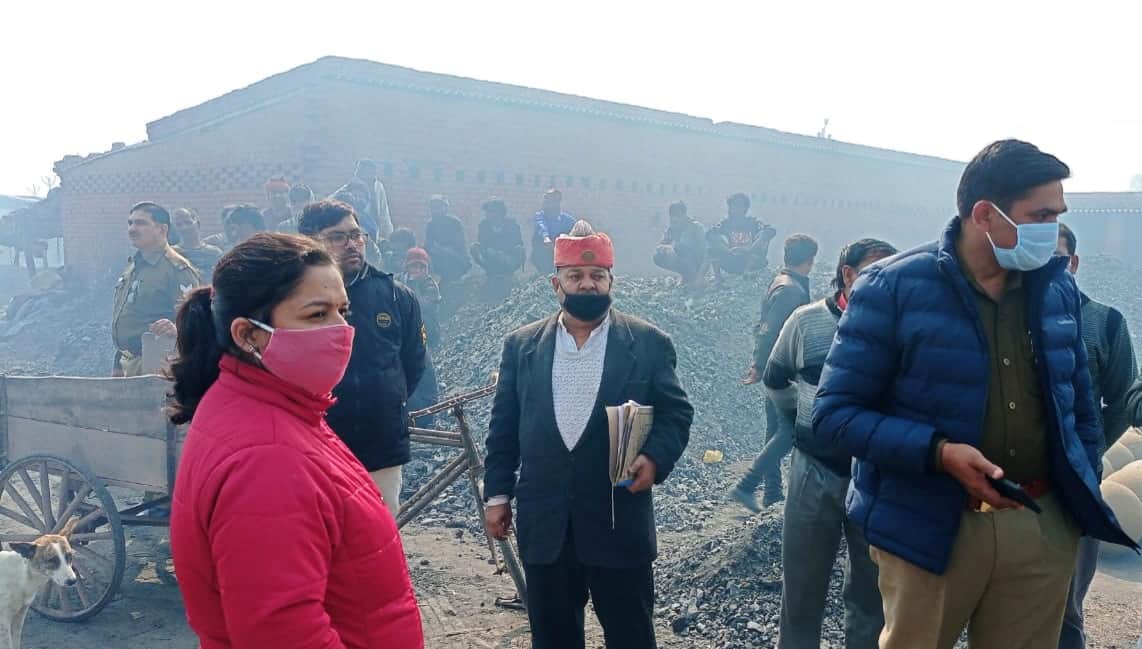 कस्बा साढ़ की नमक फैक्ट्री में मौजूद एसडीएम उपमा पाण्डेय व पुलिस बल। संवाद