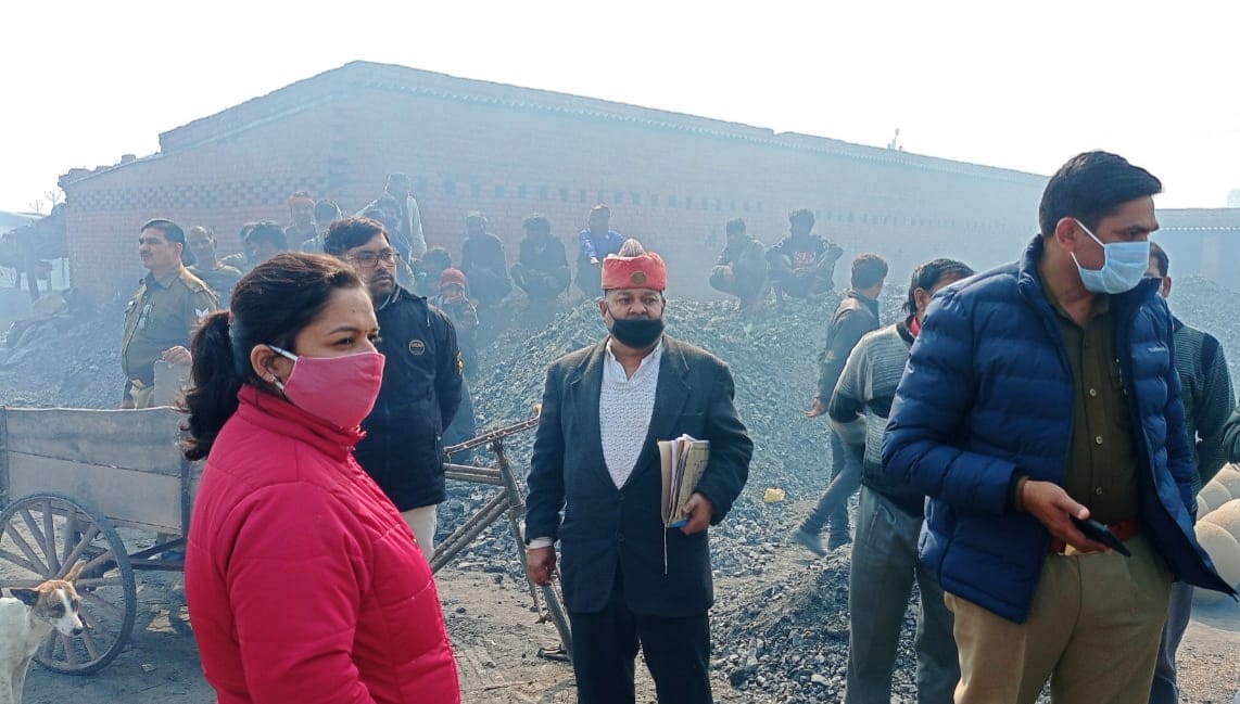 कस्बा साढ़ की नमक फैक्ट्री में मौजूद एसडीएम उपमा पाण्डेय व पुलिस बल। संवाद
