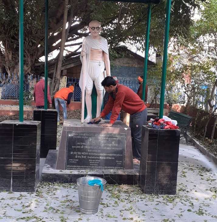 Cleanliness campaign started in Gandhi Park of Bageshwar