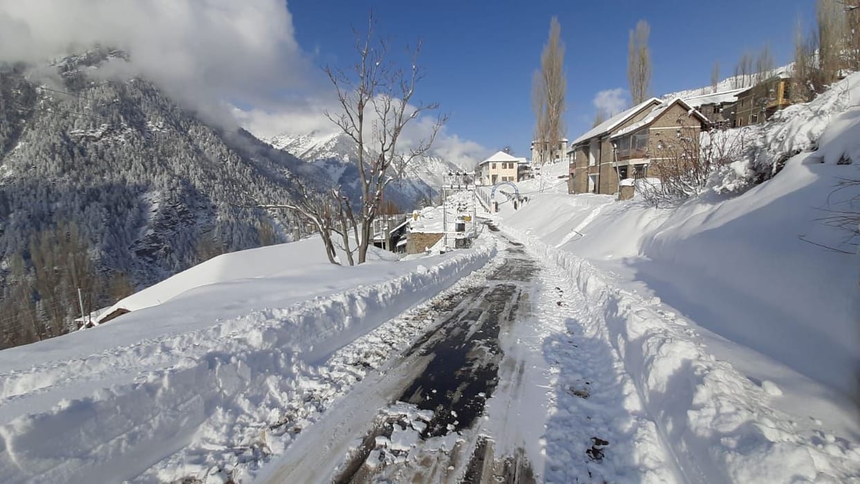 snowfall news pangi news heavy snowfall road blocked
