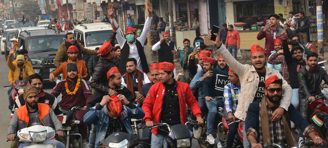 SP workers celebrate the birth anniversary of Kapuri Thakur in Muzaffarnagar