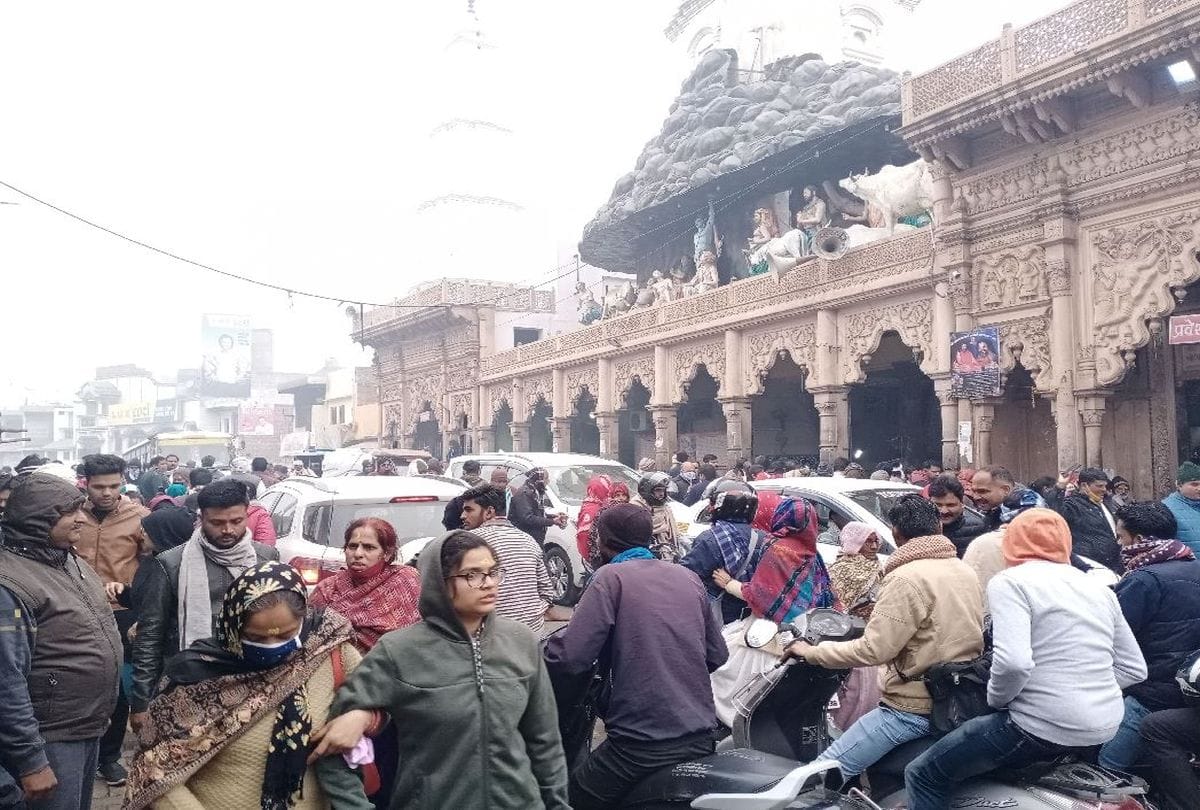 huge crowd of devotees gathered in mathura vrindavan on ekadashi 2021