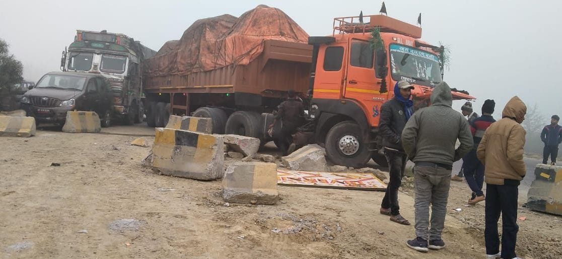 highway,fog,fathepur news,four vehicles,collided