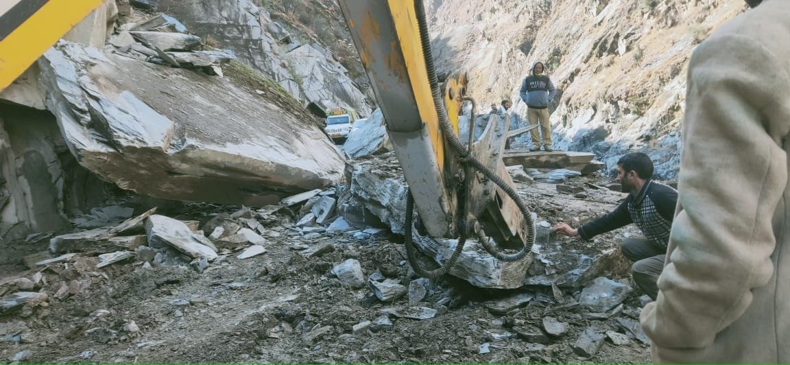 chamba pathankot road closed due to landslide