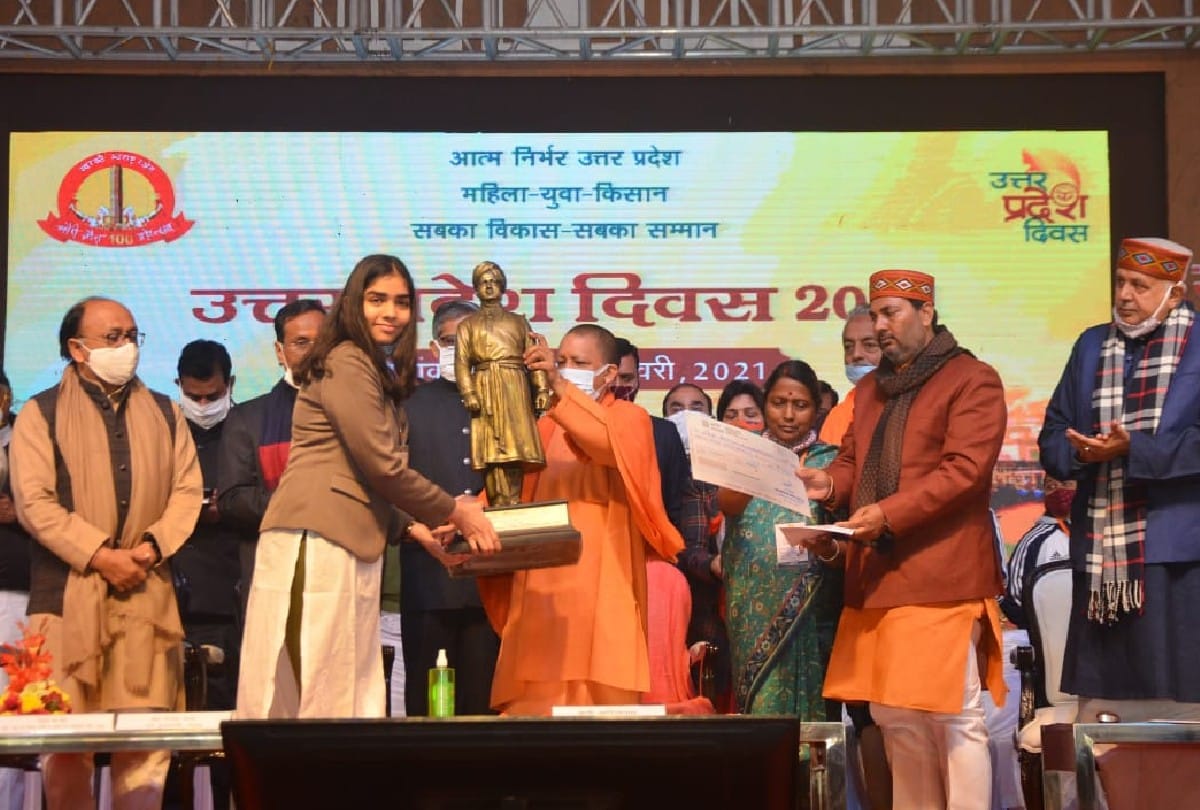 Agra Ishika Bansal received Vivekananda Youth Award on Uttar Pradesh Foundation Day
