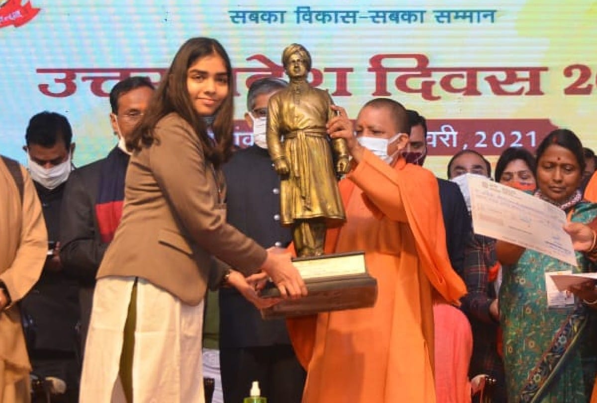 Agra Ishika Bansal received Vivekananda Youth Award on Uttar Pradesh Foundation Day