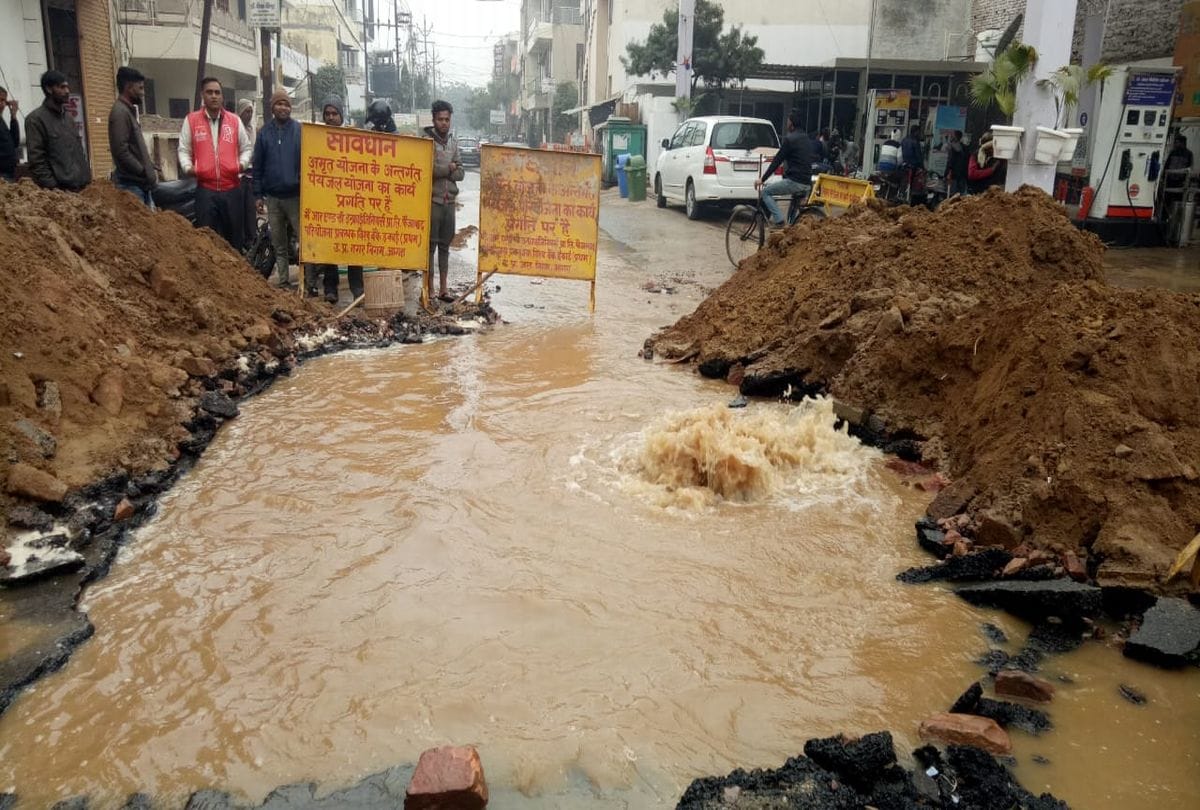 Water pipeline broken during excavation in agra