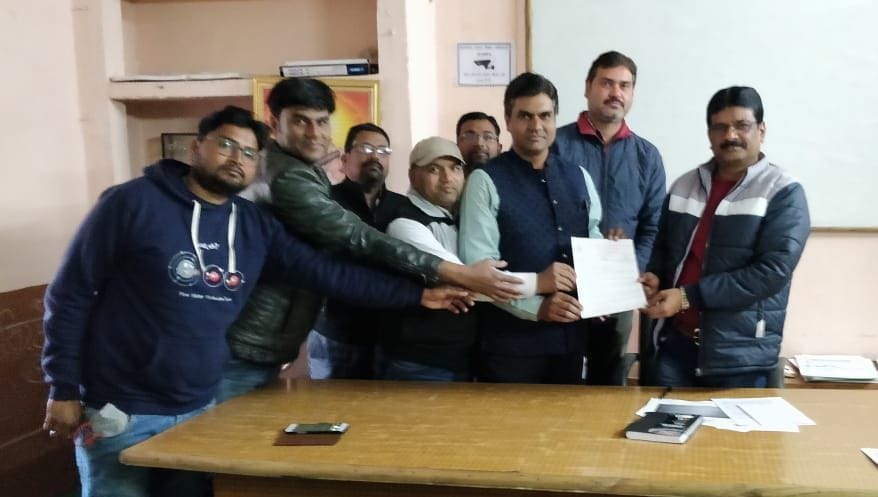 31 parthmik bidhalyo ko pichle sal ke dresj ki nhi mili dhanrashi