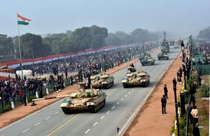 राजपथ पर फुल ड्रेस रिहर्सल में शामिल सेना के टैंक।