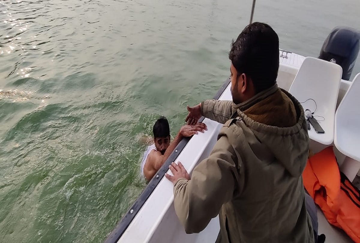 Shikara overturned after hitting a speed boat in Ramgarh Tal nine people rescue