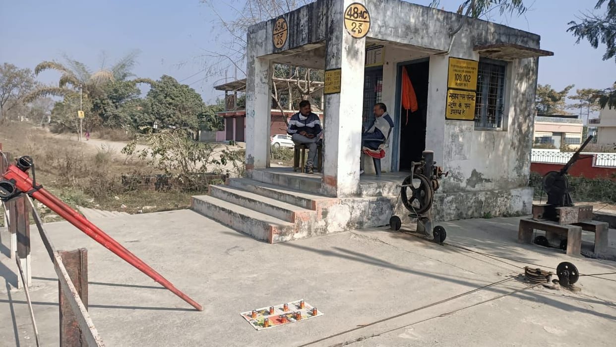 Gateman of Motinagar railway gate beaten