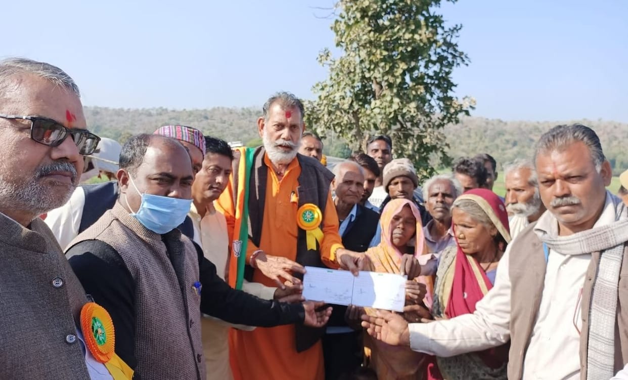 parijano ko rajyamantri ne sonpe 4 4 lakh rupye ke chek