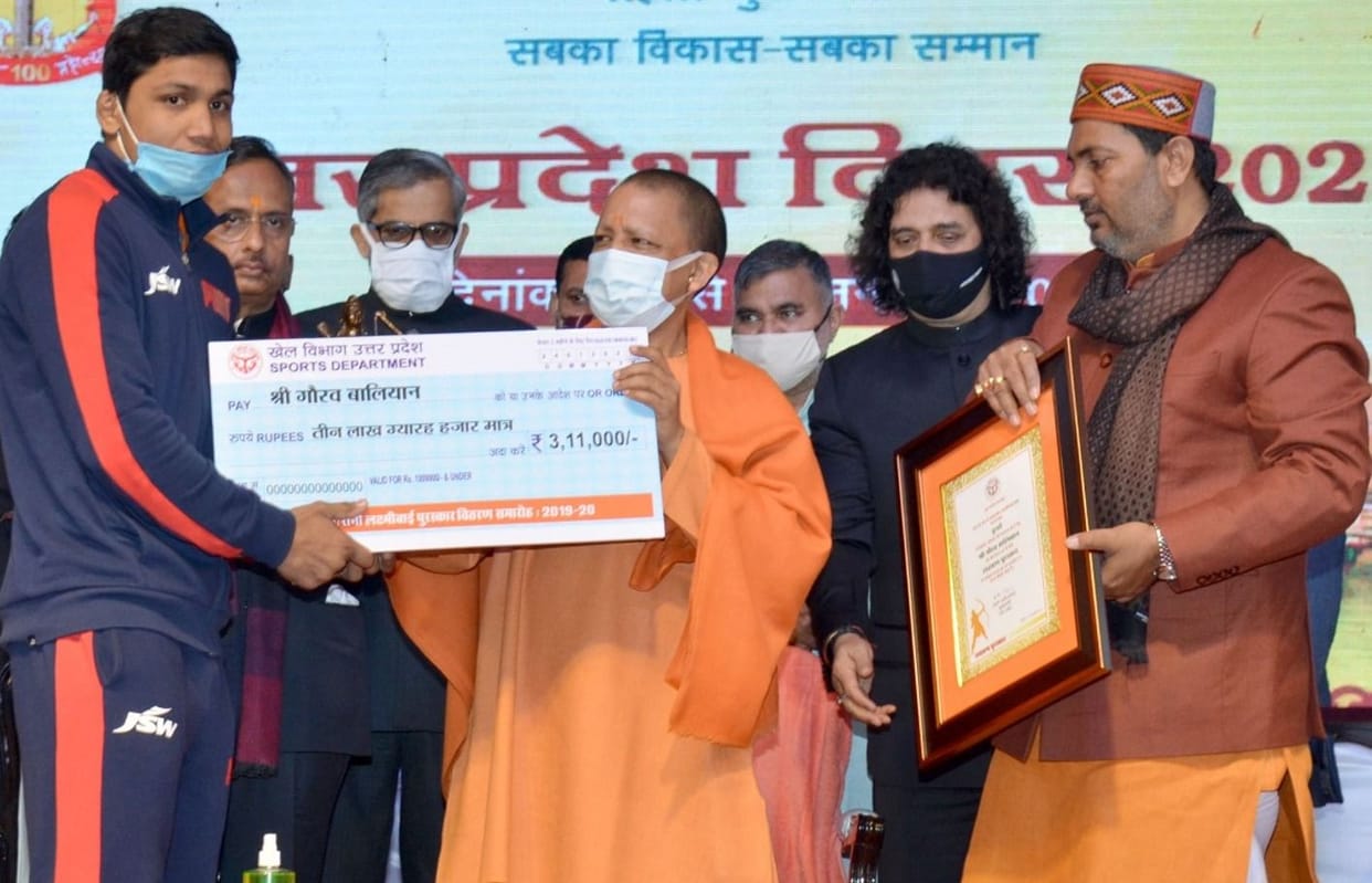 Punit and Gaurav of Muzaffarnagar received Laxman Avad