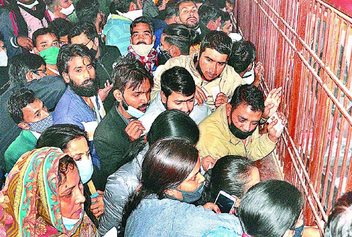 Agra Taj Mahal news huge crowd of tourists gathered at Taj Mahal on Sunday
