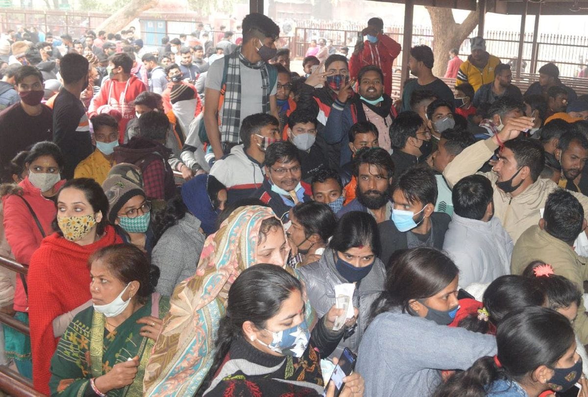 Agra Taj Mahal news huge crowd of tourists gathered at Taj Mahal on Sunday