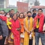 परिजनों संग काशी पहुंचे क्रिकेटर कुलदीप यादव।