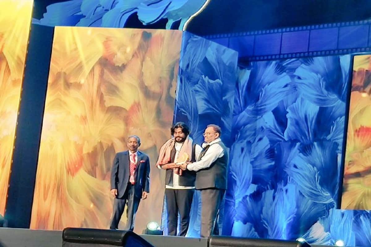 International Film Festival of India iffi felicitates Zeenat Aman Ravi Kishan at closing ceremony