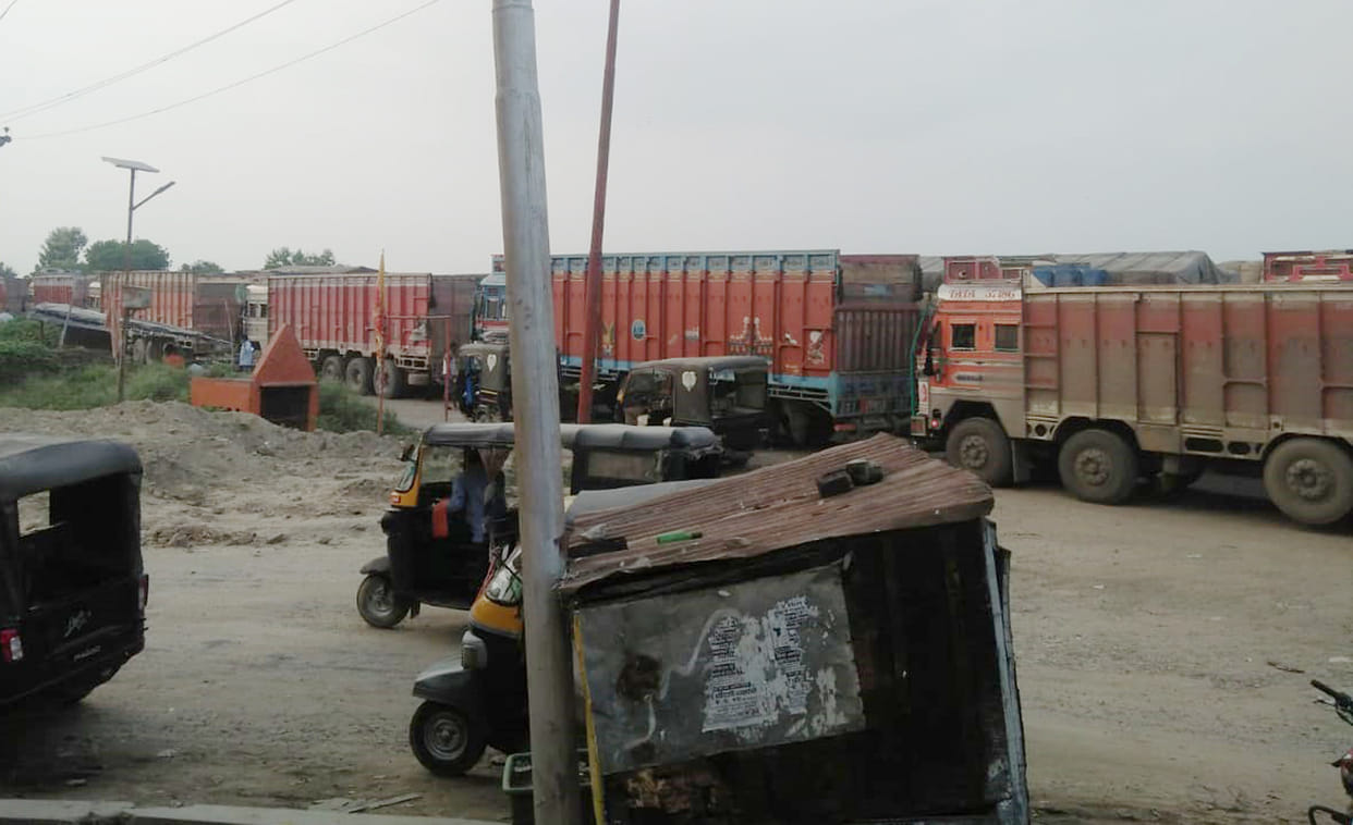 Jam on the bypass road due to service lane breakdown