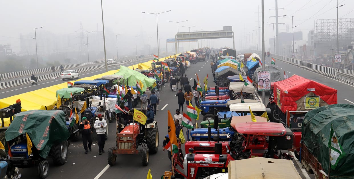 Lines of vehicles more than 20 kilometers behind borders