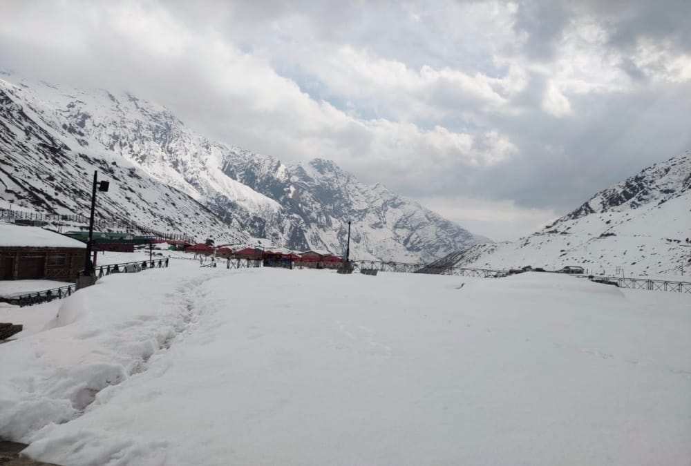 Weather update for Uttarakhand Today: kedarnath dham covered with white sheet of Heavy Snow photos