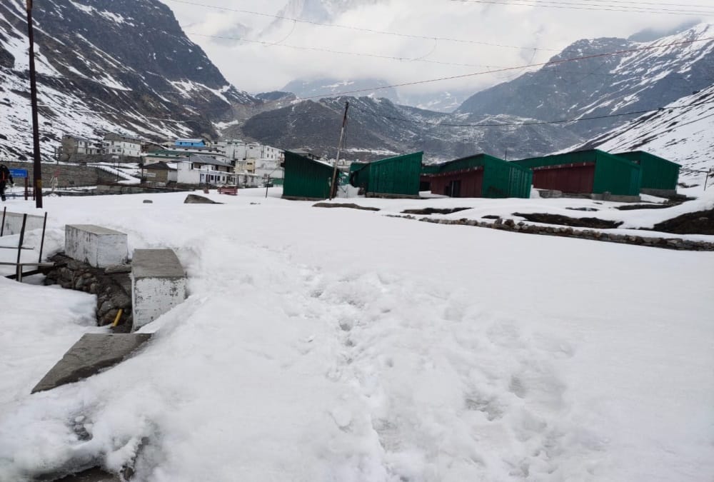 Weather update for Uttarakhand Today: kedarnath dham covered with white sheet of Heavy Snow photos