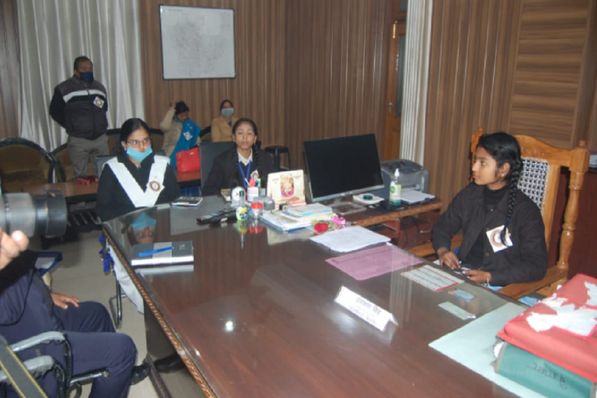 Uttar Pradesh News: Student Upasna became DM for a day in Bijnor