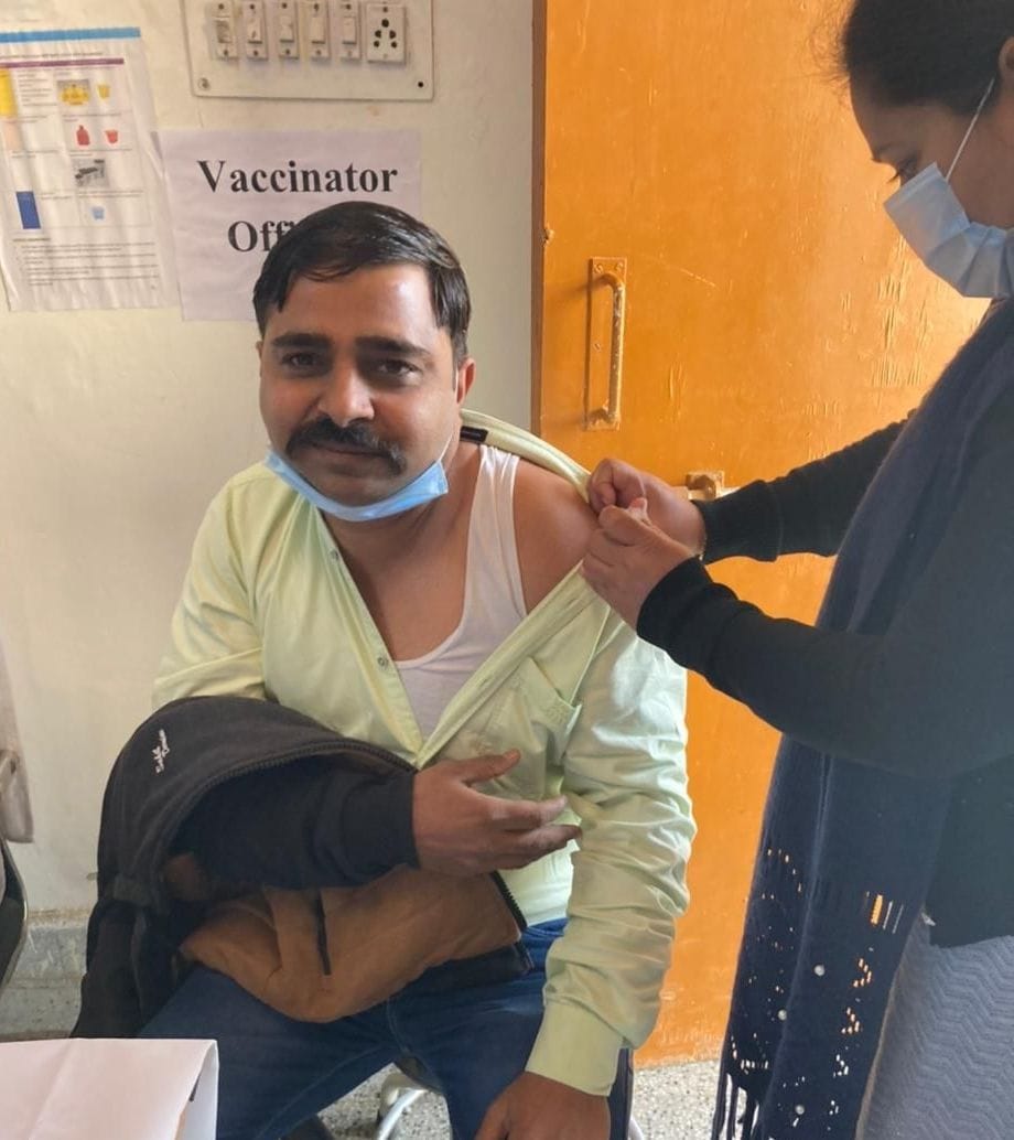 corona vaccination, health worker
