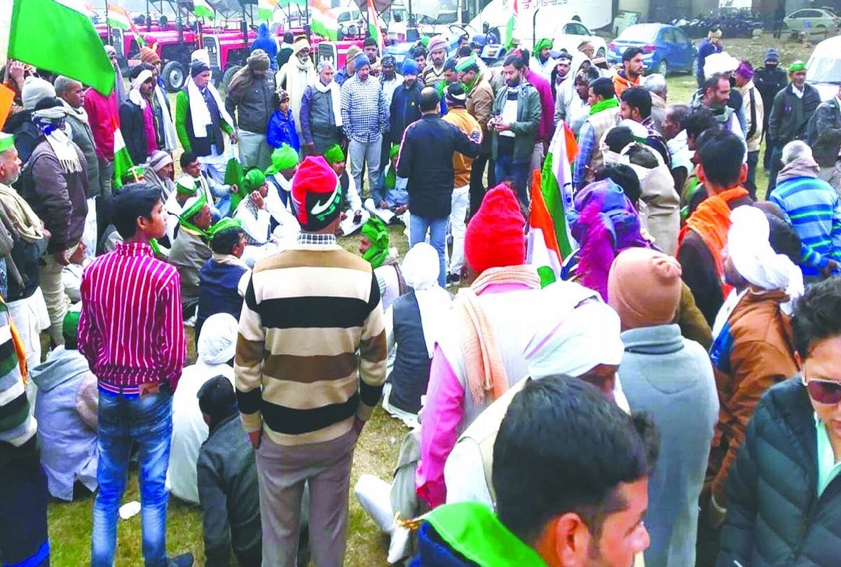 Police stop tractor rally of farmers in Mathura