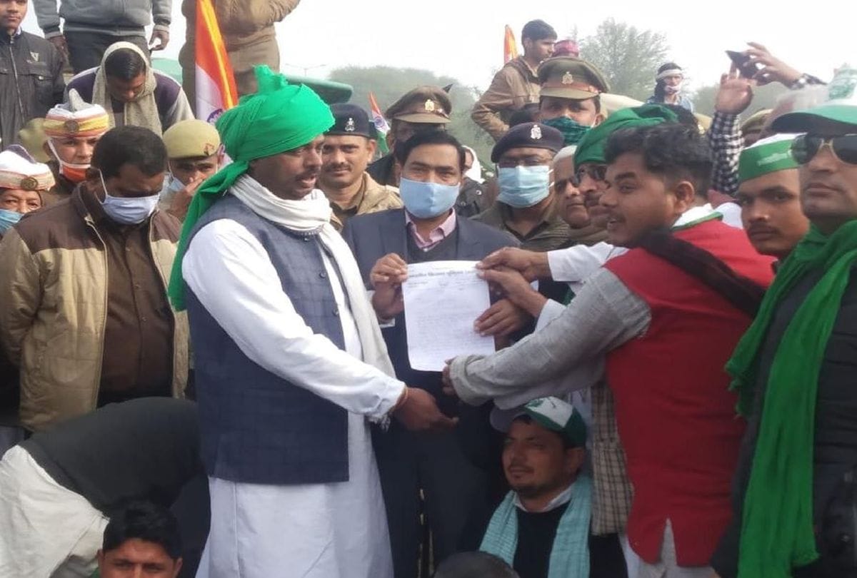 Police stop tractor rally of farmers in Mathura