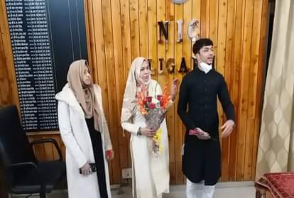 जिला सूचना विज्ञान केंद्र में अपनी मां जरीना बेगम के साथ मोहम्मद शादाब