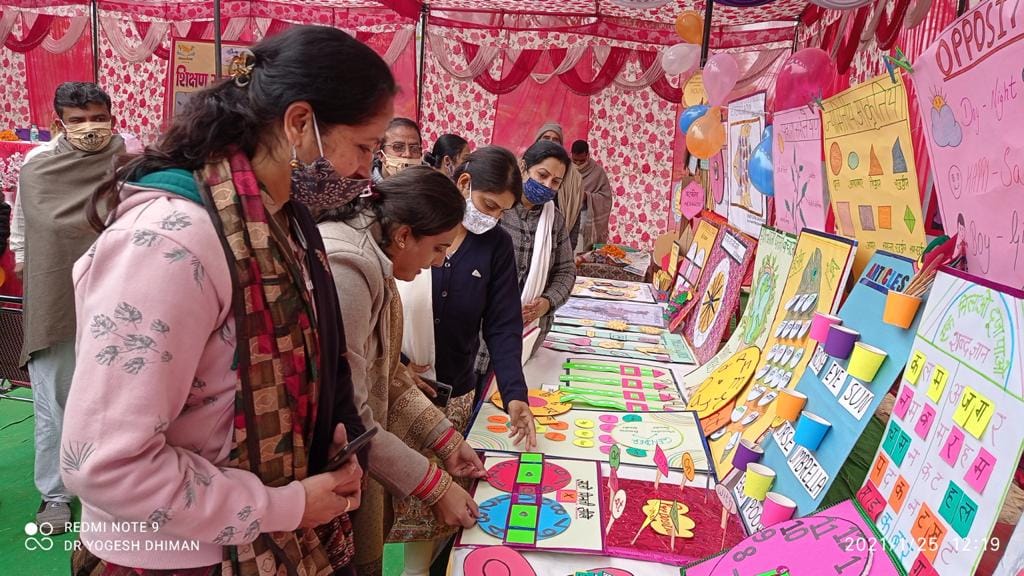 Children demonstrated models in the exhibition