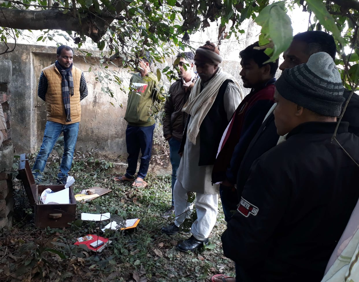 The crooks ran away with the stamp seller's cash box