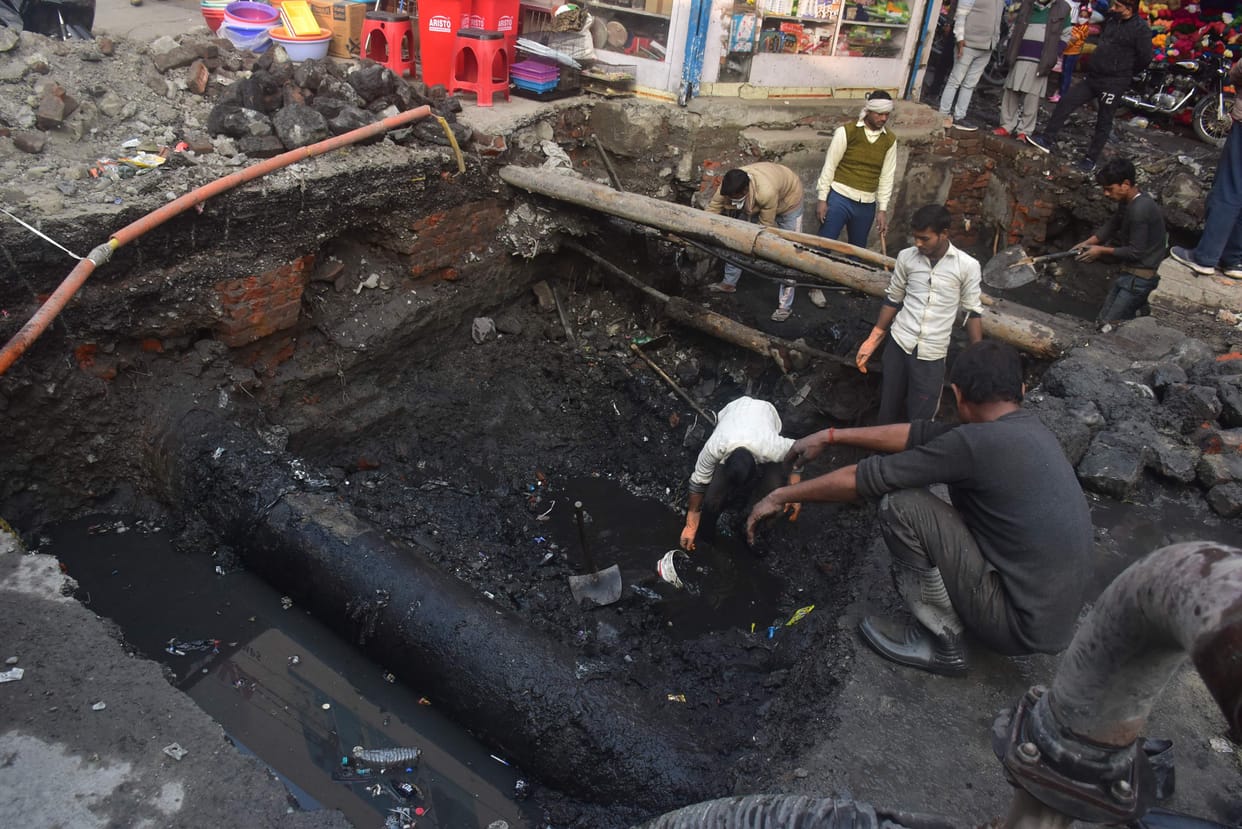 Broken drinking water line in Sindhi crossroads, drinking water crisis