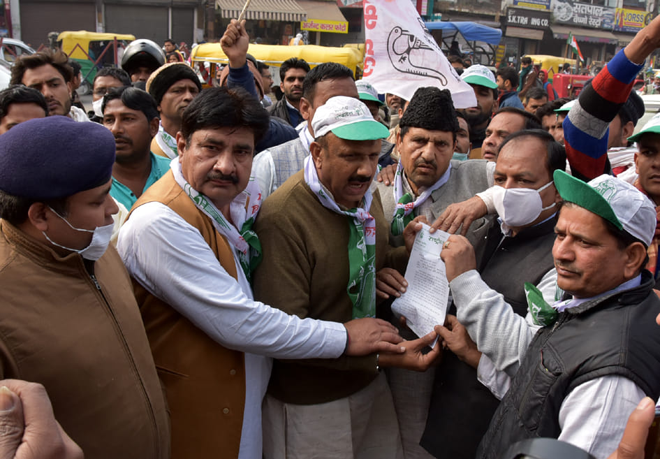Congress takes out tricolor in support of farmers
