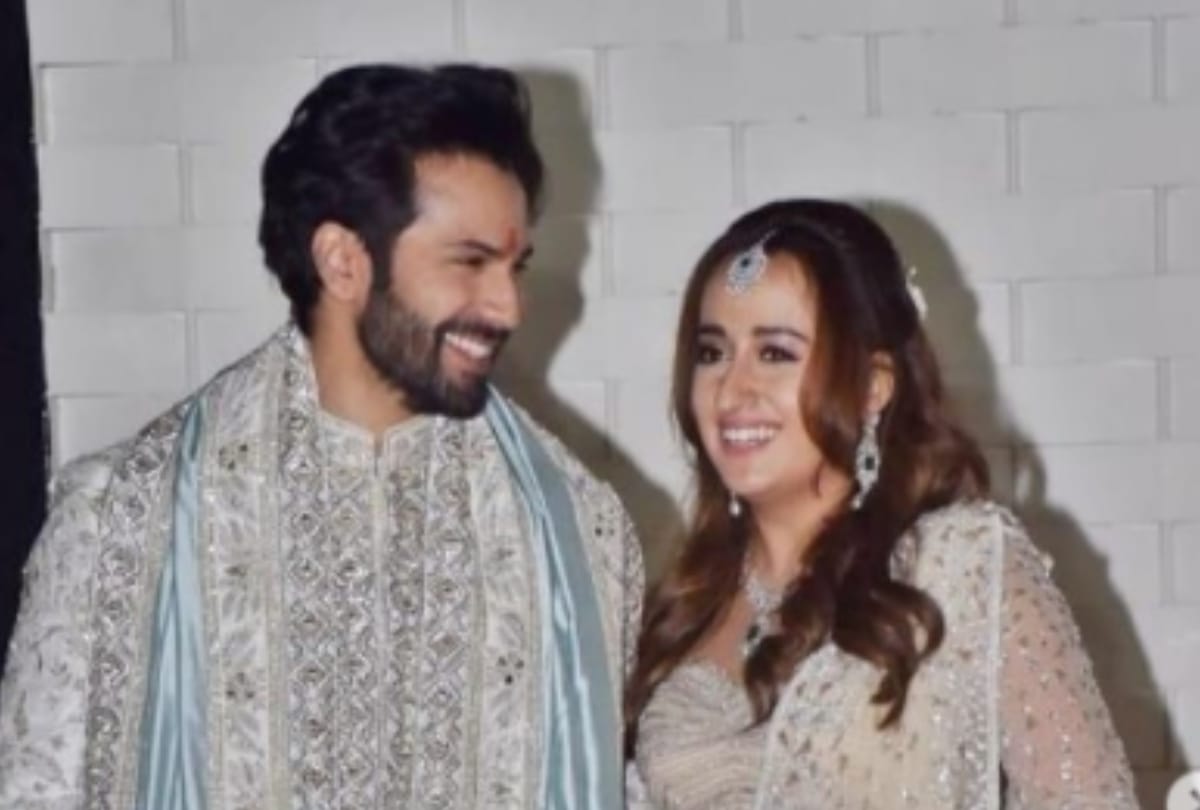 Varun dhawan and Natasha dalal wedding first appearance in front of media