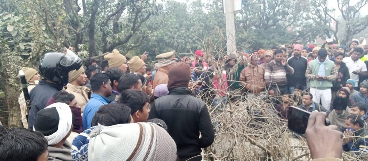 Truck hit intermediate girl student going to coaching villagers protest on road dead body put on road in mau up