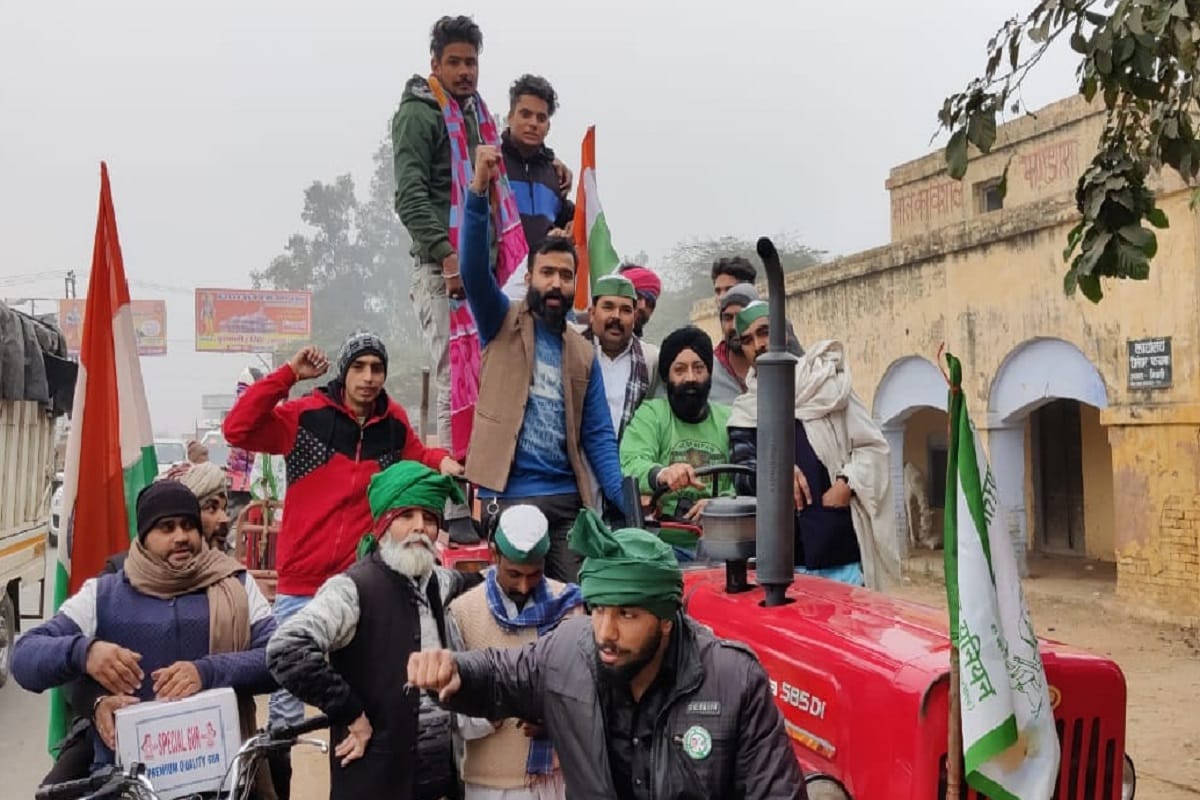 Meerut News: Farmers left for Delhi riding in tractor-trolleys