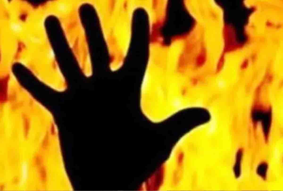 Jalaun: man pours petrol and set fire outside female friend's house