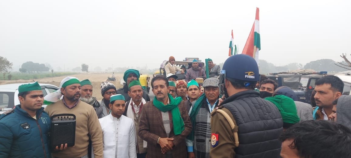 Police stopped farmers going to Delhi with tractor